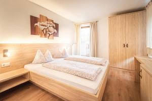 瓦尔奥纳的圣乔凡尼Apartments Silva Klausberg的一间卧室,卧室内配有一张大床