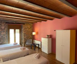 勃朗峰La Polaina的一间卧室设有两张床,墙壁粉红色
