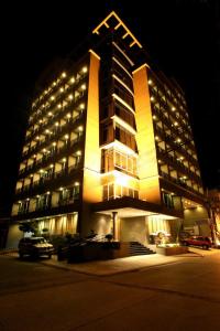 马尼拉Herald Suites Solana的一座在晚上有灯的大建筑