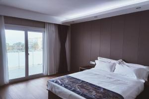 托里代巴拉Hotel Nueva Europa的一间卧室设有一张大床和一个大窗户