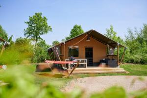 RenswoudeGlamping Renswoude的小屋前面设有野餐桌