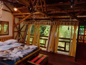 伊瓦格Hospedaje Rural Tupinamba的一间设有床铺的卧室,位于带窗户的房间内