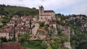 CabreretsLe Refuge du Cele的山边的小镇,有城堡