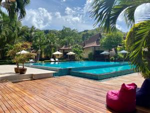 Phi Phi Villa Resort-SHA Extra Plus内部或周边的泳池