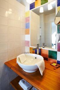 普卢阿尔内Carnac Lodge Hotel & Spa的浴室设有木制柜台上的白色大水槽