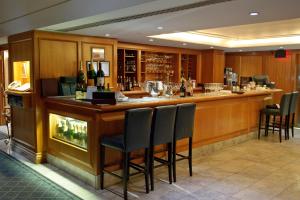 米西索加湖畔酒店的餐厅内的酒吧,提供椅子和葡萄酒