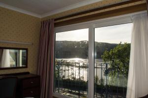 威廉堡安娜酒店的客房设有一个享有水景的窗户。