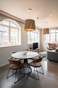伦敦Mirabilis Apartments - Bayham Place的客厅配有桌椅