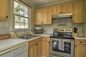 罗利Raleigh ITB Home - Mins to Downtown and North Hills!的厨房配有木制橱柜和炉灶烤箱。