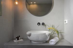 伊亚Oia Kissiri - private pool villas的浴室设有白色水槽和镜子