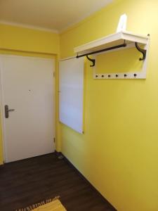 格拉茨Apartment Graz Lustbuhel的墙上有一扇门和一个白板的房间
