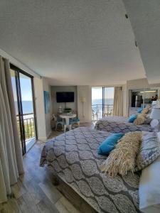 默特尔比奇426 Belle Vue Magnificent Oceanfront studio with two balconies的一间带两张床的卧室,享有海景