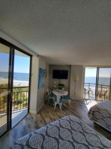 默特尔比奇426 Belle Vue Magnificent Oceanfront studio with two balconies的一间卧室配有一张床,享有海景