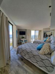 默特尔比奇426 Belle Vue Magnificent Oceanfront studio with two balconies的一间卧室设有一张床,享有海景
