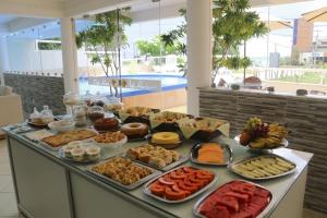 纳塔尔贝洛奥里藏特酒店的自助餐,餐桌上有许多不同类型的食物