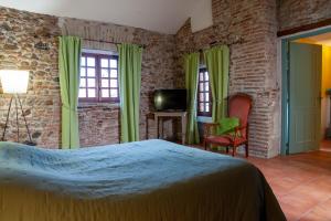 托尔雷莱威尔德梅尔旅馆的一间卧室配有床、绿色窗帘和电视
