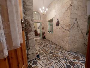 拿撒勒Al Bishara Guest House的大楼内铺着瓷砖地板的走廊