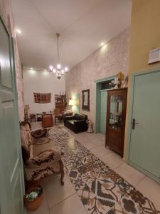 拿撒勒Al Bishara Guest House的客厅配有沙发和桌子
