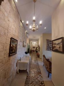 拿撒勒Al Bishara Guest House的走廊上,房间中间设有桌子