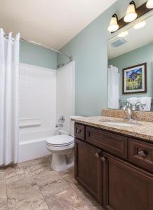 米德韦WorldMark Midway的浴室配有卫生间、浴缸和水槽。