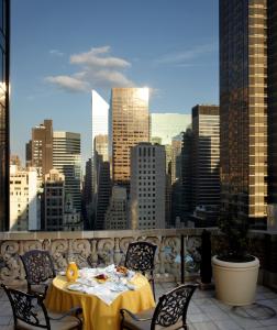 纽约纽约华威酒店的市景阳台桌子
