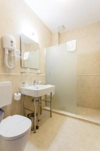 北马马亚-讷沃达里航海运动俱乐部酒店的一间带水槽、卫生间和淋浴的浴室