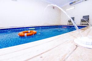 塔伊夫شاليهات السعد بالطايف的海水中一个橘子木筏的游泳池