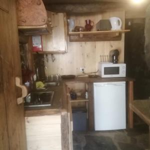 洛萨Casa Branca的带微波炉和水槽的小厨房