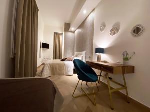 特拉尼Palazzo Bianchi - Trani的一间卧室配有一张床和一张桌子及椅子
