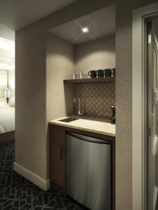 坎莫尔The Malcolm Hotel的一间带水槽的浴室和一张位于客房内的床