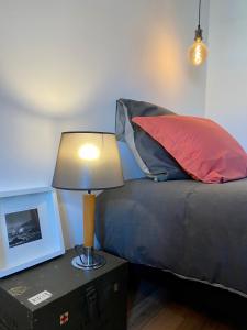 克莱蒙费朗Grand et superbe T3 : Au cœur du Centre Ville的一间卧室配有一张床和一张桌子上的台灯