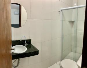皮拉尼亚斯Pousada Ô de Casa的一间带水槽、卫生间和镜子的浴室