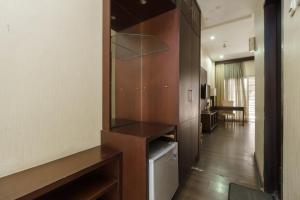 芝卡朗RedDoorz @ Cikarang 2的客房设有带柜台和走廊的厨房。
