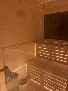 巴塞尔加·迪·皮纳Affittacamere Casa Ester的一间带电视的小型木制桑拿浴室