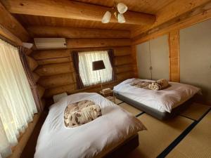 白马加拿大山林小屋客房内的一张或多张床位
