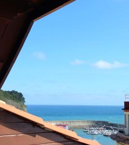 拉斯特雷斯欧蒂米奥酒店的阳台享有海景。