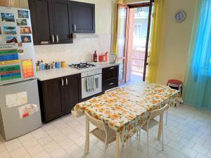 巴里橄榄树旅舍的厨房配有桌子和冰箱