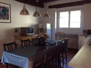 圣艾尼昂奥布维尔度假屋的厨房以及带桌椅的用餐室。