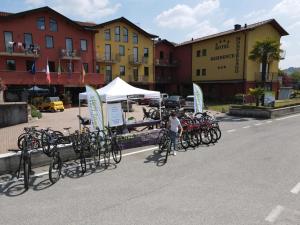 特尔纳特蒙特拉格公寓酒店的一群自行车停在街上的一排