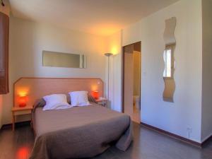 芒德Logis Hôtel Restaurant Le Drakkar的一间卧室配有一张带两个白色枕头的大床