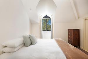 波拉尔Briars Country Lodge的卧室设有一张白色大床和一扇窗户。