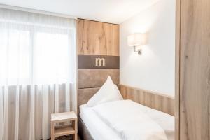 伊施格尔Hotel Mondin的一间小卧室,配有床和窗户
