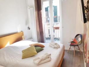 马泰拉Angolo di Ninno的一间卧室配有带两个枕头的床和窗户