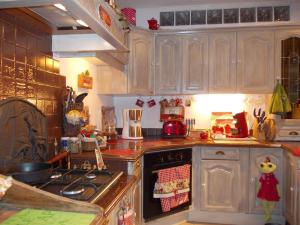 萨尔拉拉卡内达旭日民宿的厨房配有木制橱柜和炉灶烤箱。