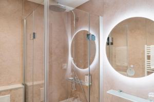兰河畔马尔堡Hotel Stümpelstal的带淋浴和大镜子的浴室
