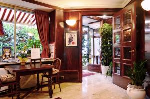 拉帕洛米洛酒店的一间设有桌子和一些植物的用餐室