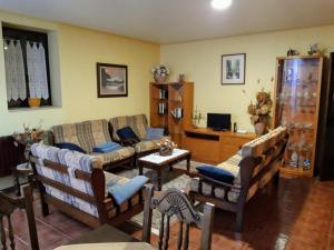 卢耶哥索摩查Casa Rural Molino Del Arriero的客厅配有沙发、椅子和桌子