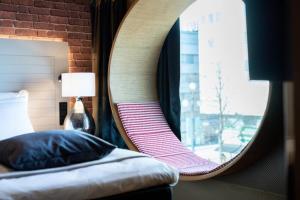 拉赫蒂索罗索克斯酒店拉赫蒂瑟拉霍那的一间卧室配有镜子、一张床和一个窗户