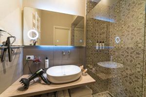 佩斯卡拉SMARTFIT HOUSE - Room & Relax的一间带水槽和镜子的浴室