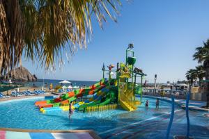 艾阿卡Sandy Beach Hotel & Resort的水上公园,带滑梯